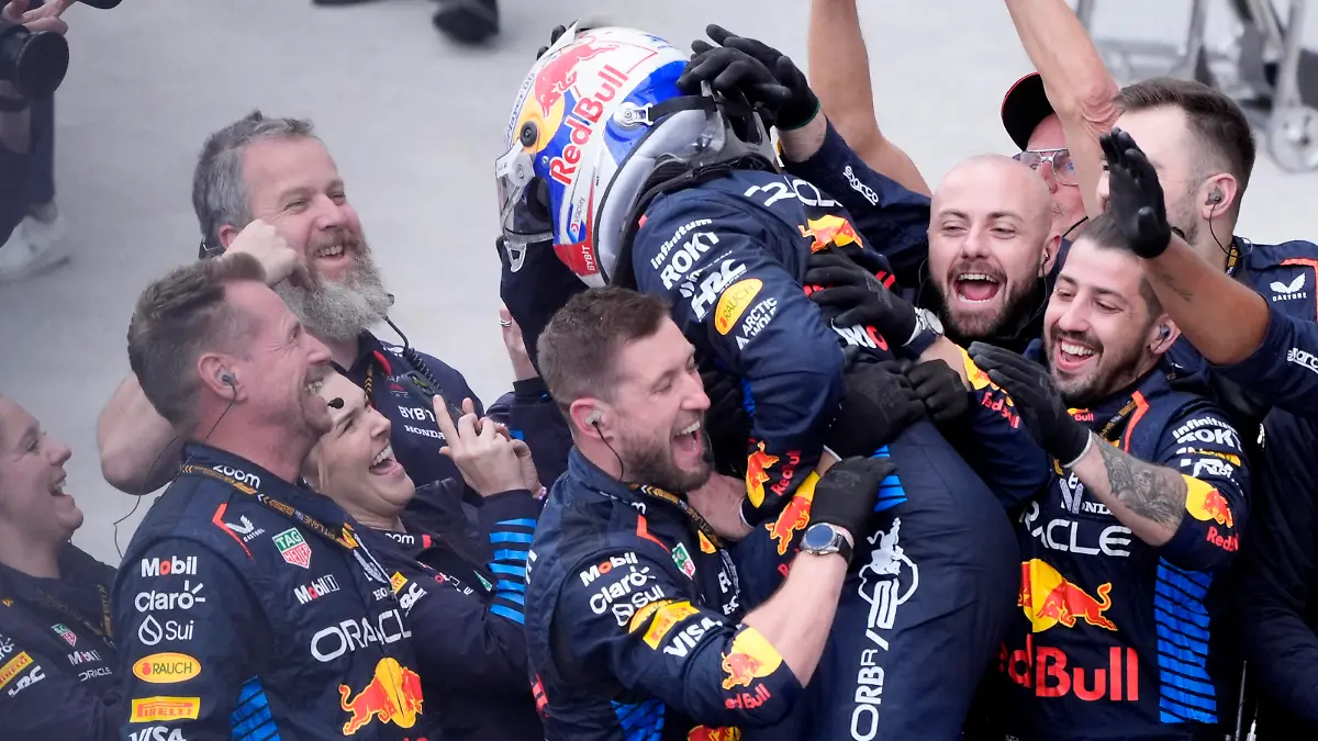 Max Verstappen jubelt über seinen Sieg beim Kanada GP.