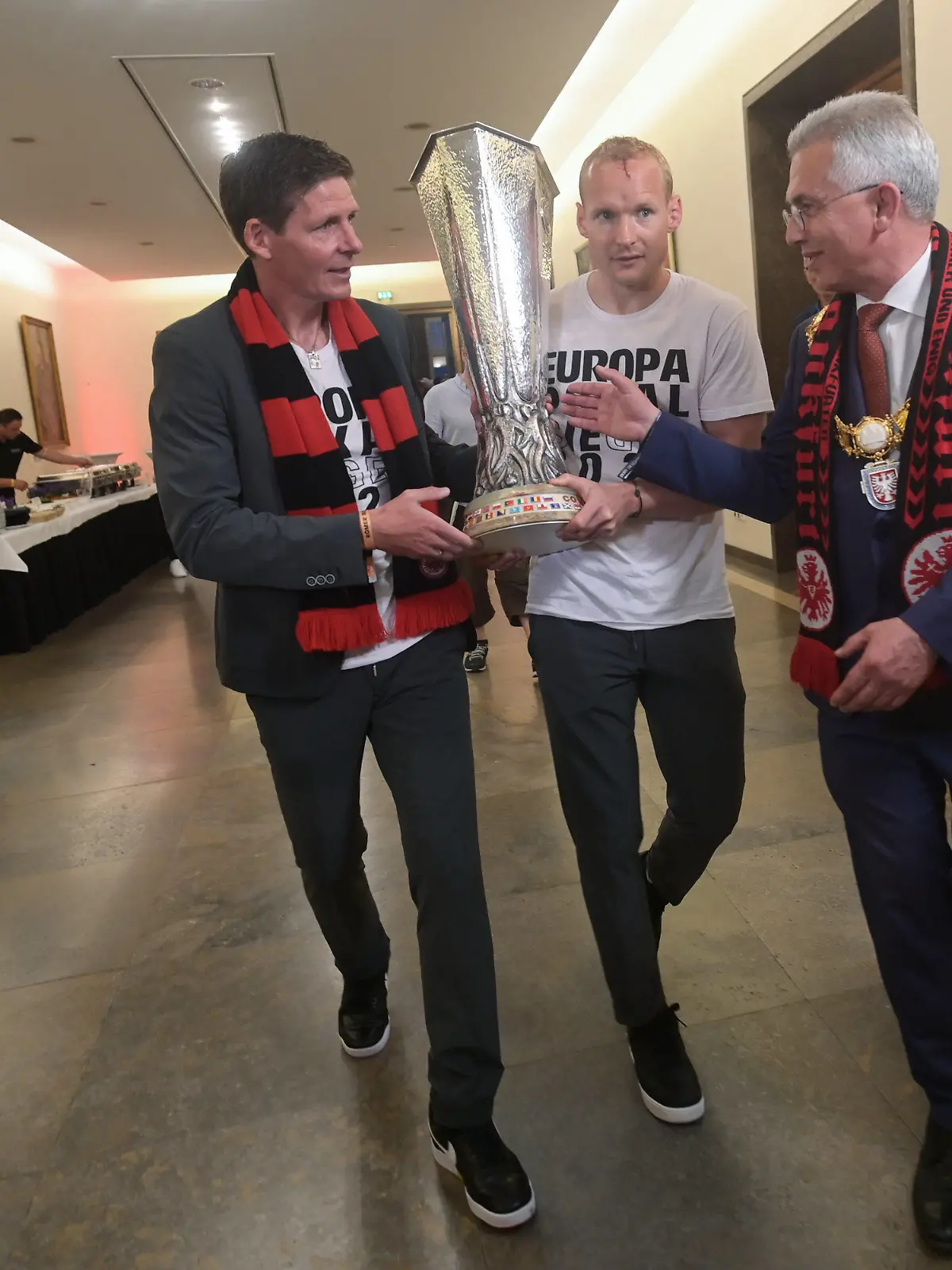 19.05.2022, Hessen, Frankfurt/Main: Europa League, nach dem Finalsieg von Eintracht Frankfurt gegen die Glasgow Rangers in Sevilla. Frankfurter Oberbürgermeister Peter Feldmann (SPD), Frankfurts Sebastian Rode und Cheftrainer Oliver Glasner (r-l) laufen im Rathaus zusammen. Foto: Sebastian Gollnow/dpa-Pool/dpa +++ dpa-Bildfunk +++