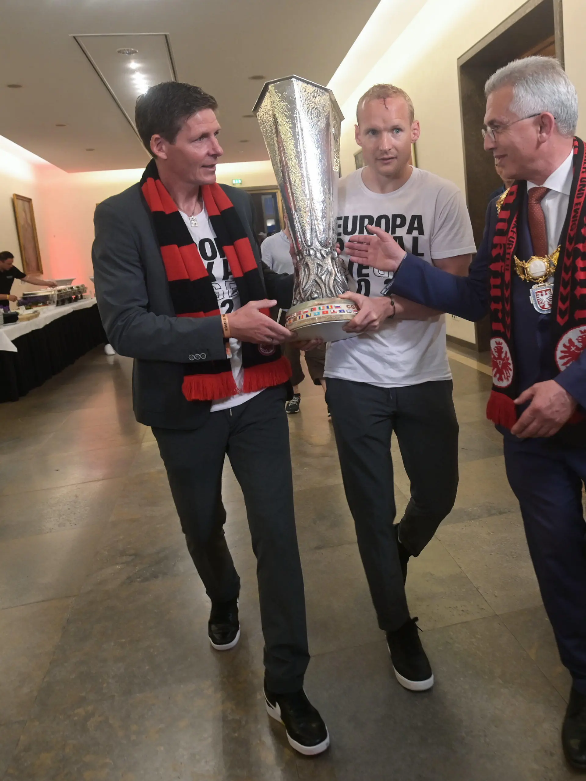19.05.2022, Hessen, Frankfurt/Main: Europa League, nach dem Finalsieg von Eintracht Frankfurt gegen die Glasgow Rangers in Sevilla. Frankfurter Oberbürgermeister Peter Feldmann (SPD), Frankfurts Sebastian Rode und Cheftrainer Oliver Glasner (r-l) laufen im Rathaus zusammen. Foto: Sebastian Gollnow/dpa-Pool/dpa +++ dpa-Bildfunk +++