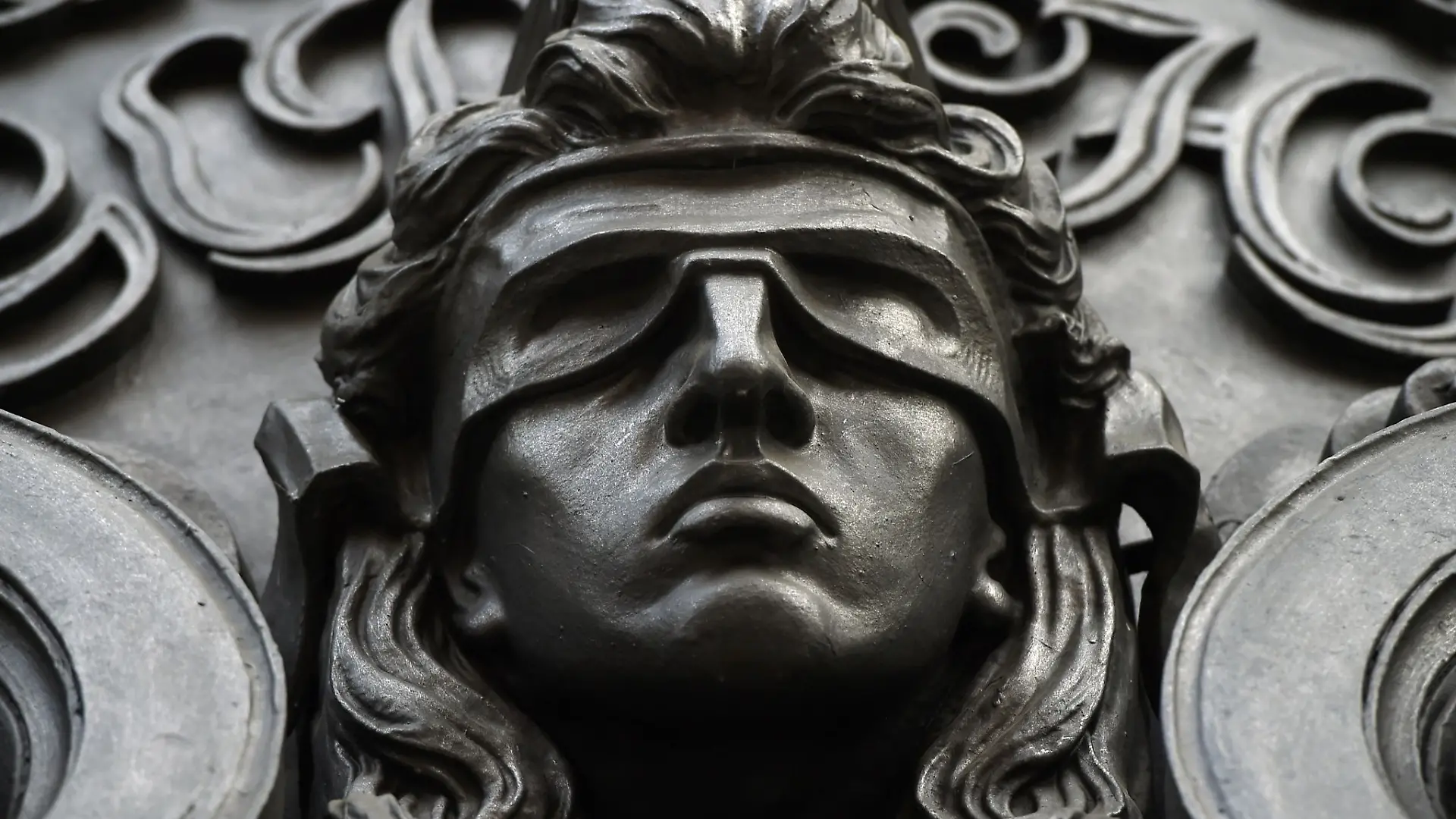 Eine Figur der blinden Justitia.