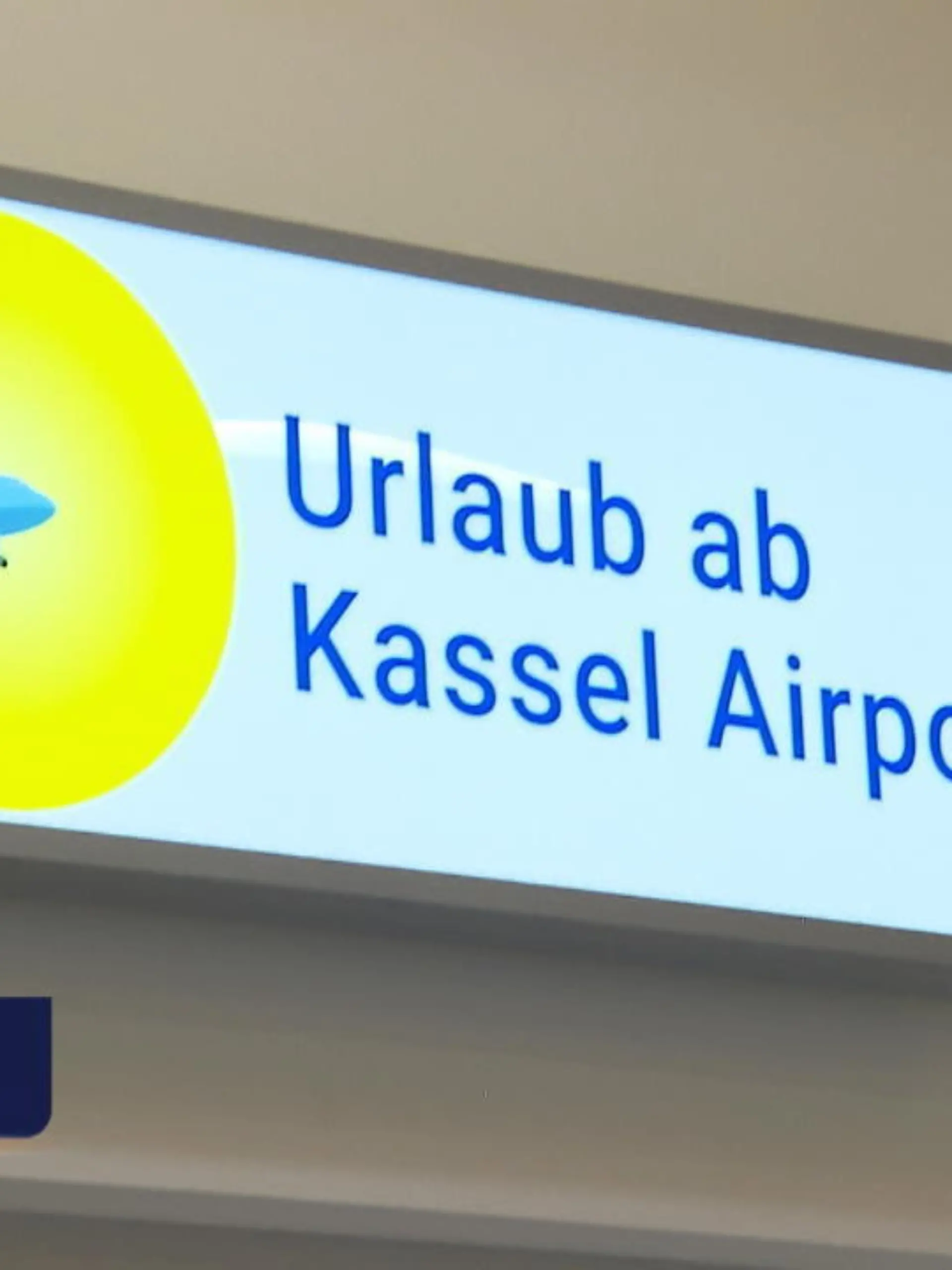 Der Bundesrat hat dem Neun-Euro-Ticket zugestimmt! Urlauber, die es nicht ganz so eilig haben, können dann für unter zehn Euro sogar bis nach Sylt kommen. Allerdings brauchen Billig-Urlauber starke Nerven: 11 – 12 Stunden ist man von Frankfurt aus unterwegs, um per Regionalverkehr zur begehrten Urlaubsinsel zu kommen. Wem das zu unbequem ist, der könnte auch den Flieger von Kassel-Calden nehmen. Hier gibt es nämlich neuerdings Flüge nach Sylt und Usedom.