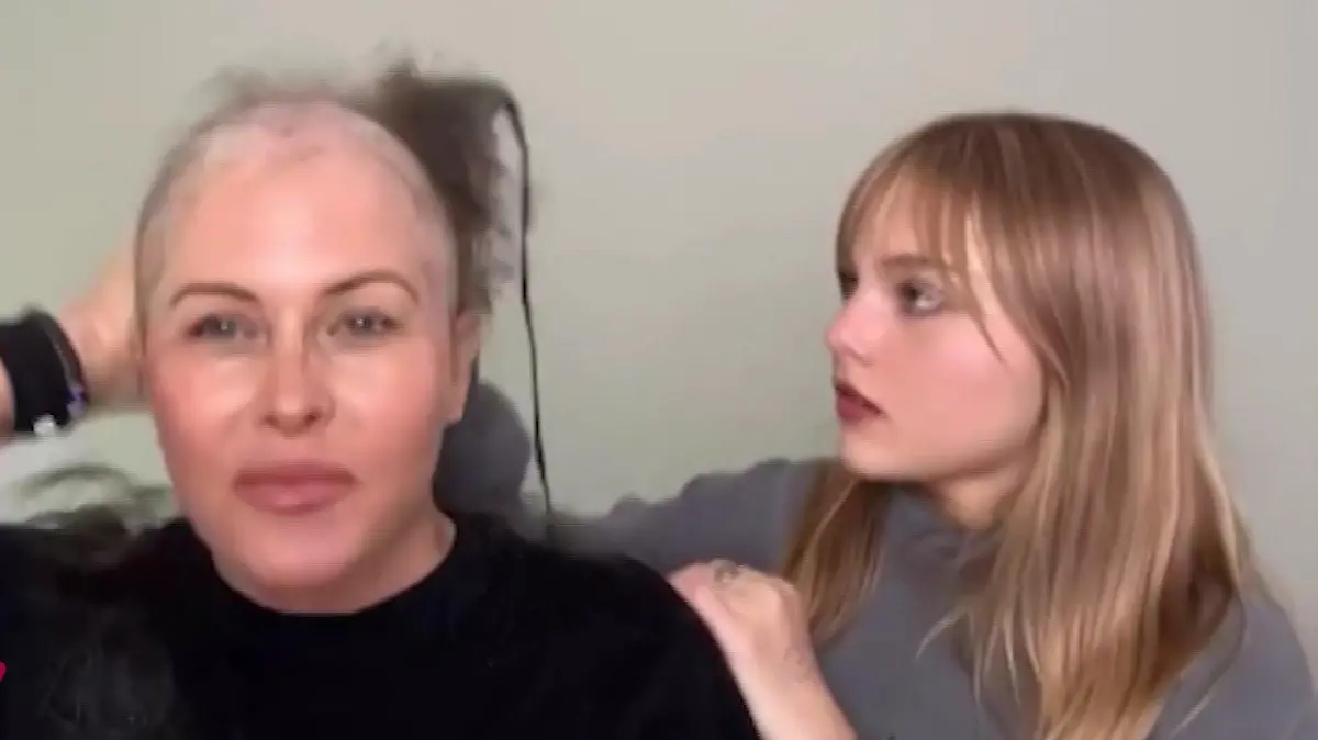 Sie gibt ihr Kraft! Ihre 12-jährige Tochter hilft Nicole Eggert bei der Rasur ihres Kopfes