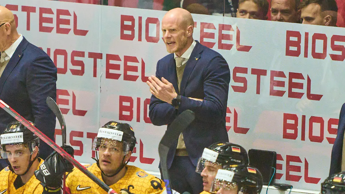  DEB National coach, headcoach, team manager, Bundestrainer, Toni Söderholm, Soederholm of Germany geste, Moritz Müller, Mueller Nr.91 of Germany in the match GERMANY - ITALY of the IIHF Ice hockey, Eishockey World Championship, WM, Weltmeisterschaft Group B in Helsinki, Finland, May 20, 2022, Season 2021/2022