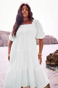 Kleid in Weiß mit Lochstickerei