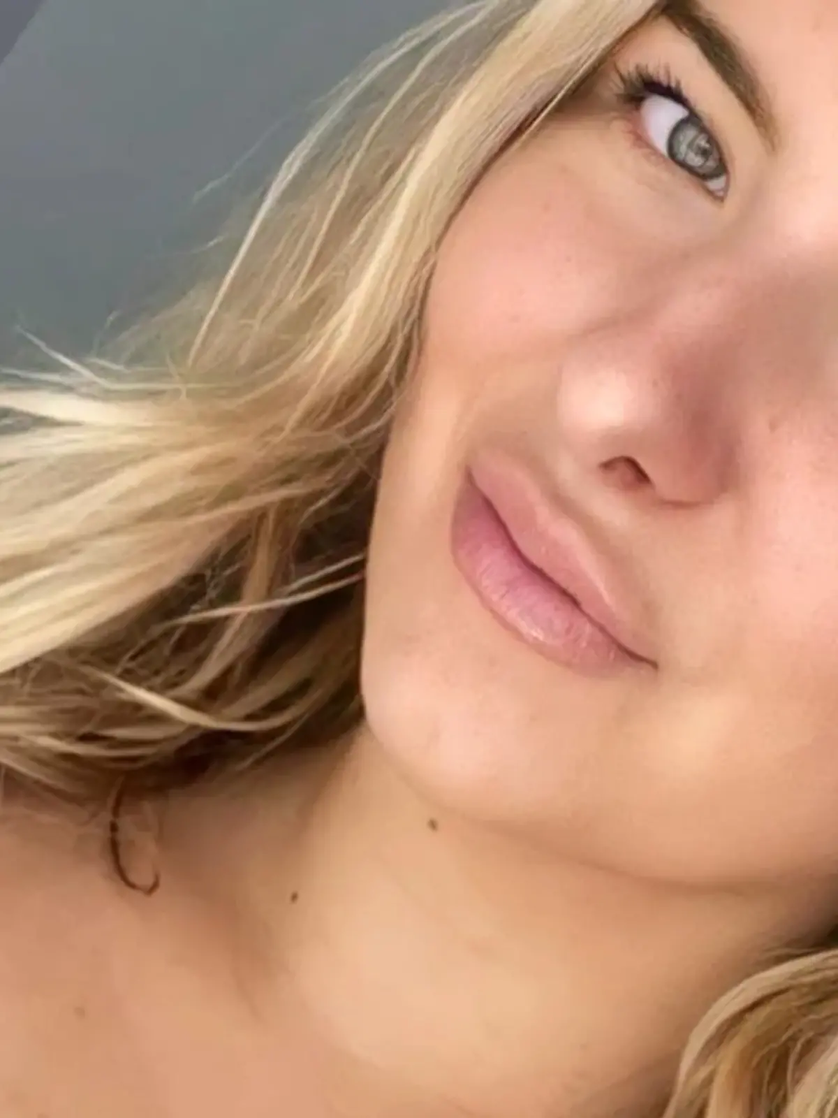 Bild zu: "Joelina Karabas präsentiert sich im Bikini"