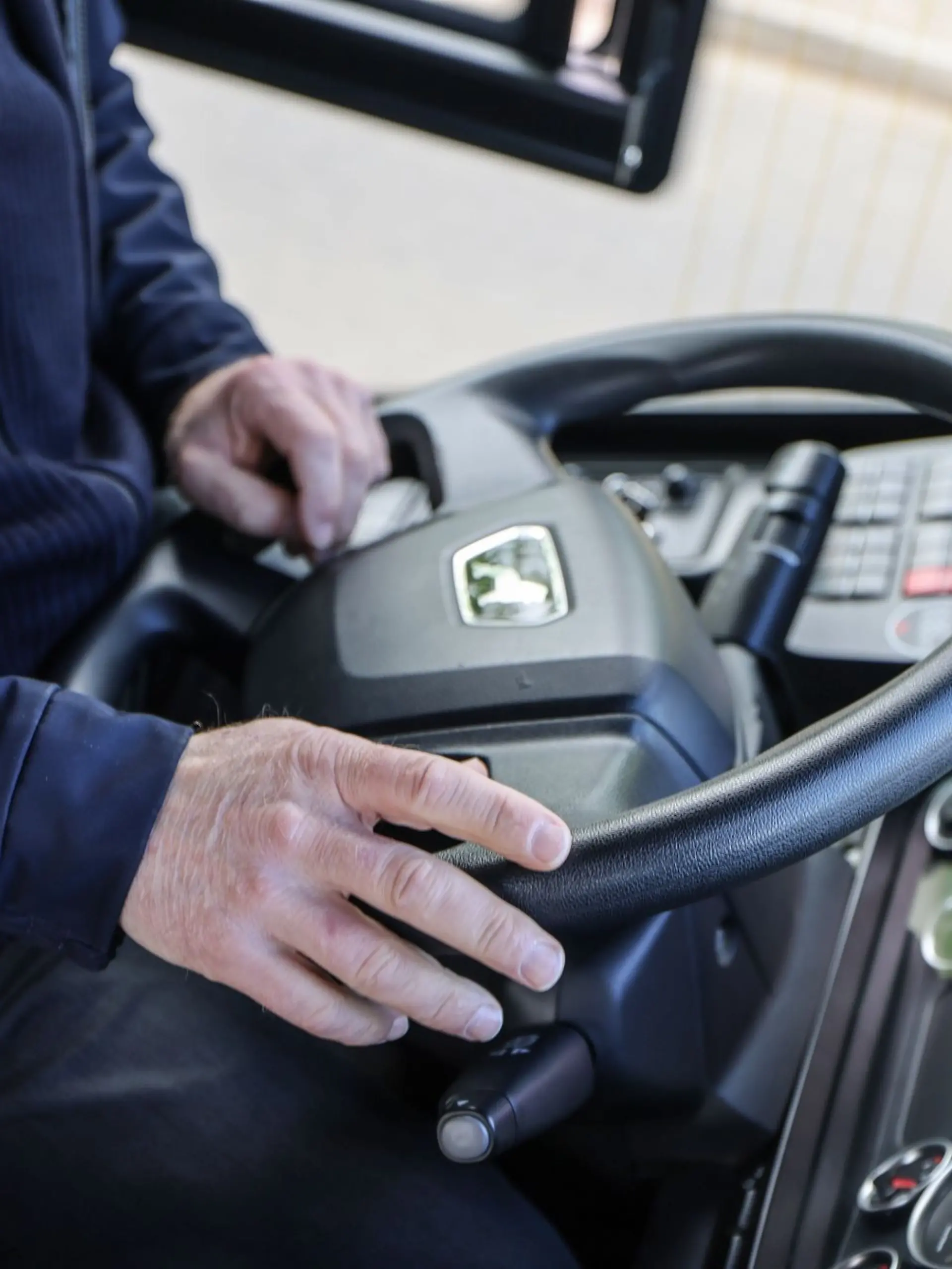 Bild zu: "Völlig blau! Besoffener Busfahrer kutschiert Fahrgäste über Autobahn"