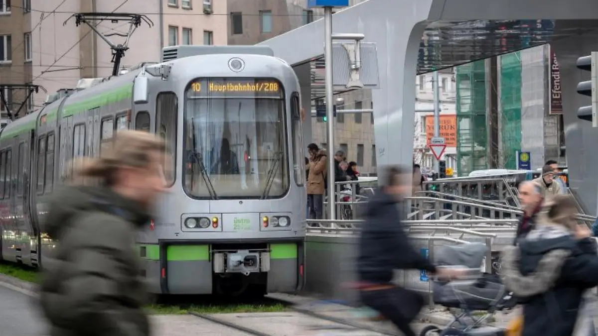 Verletzte bei Stadtbahn-Unfall in Hannover. (Symbolbild)