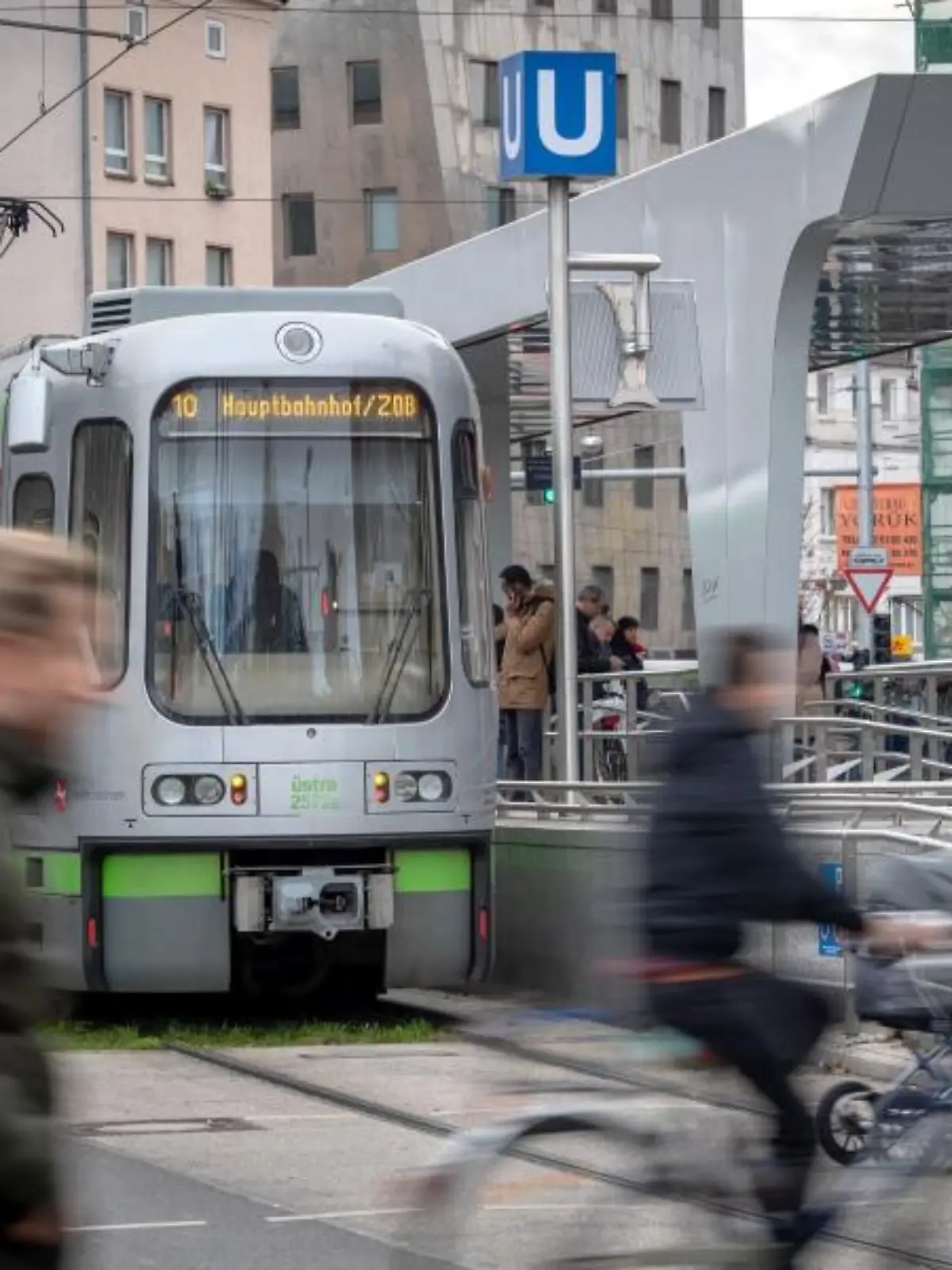 Verletzte bei Stadtbahn-Unfall in Hannover. (Symbolbild)