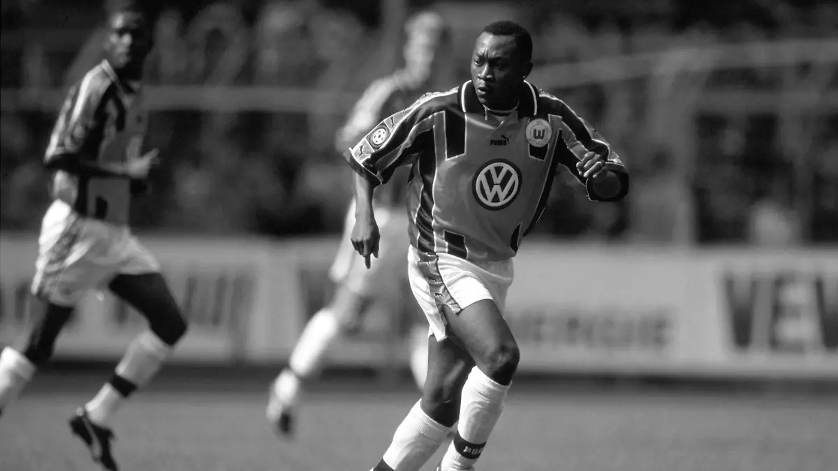 Jean-Kasongo Banza VfL lauert auf seine Chance Fußball 1. BL Herren Saison 1999/2000, VfL Wolfsburg Einzelbild Westfalenstadion Dortmund