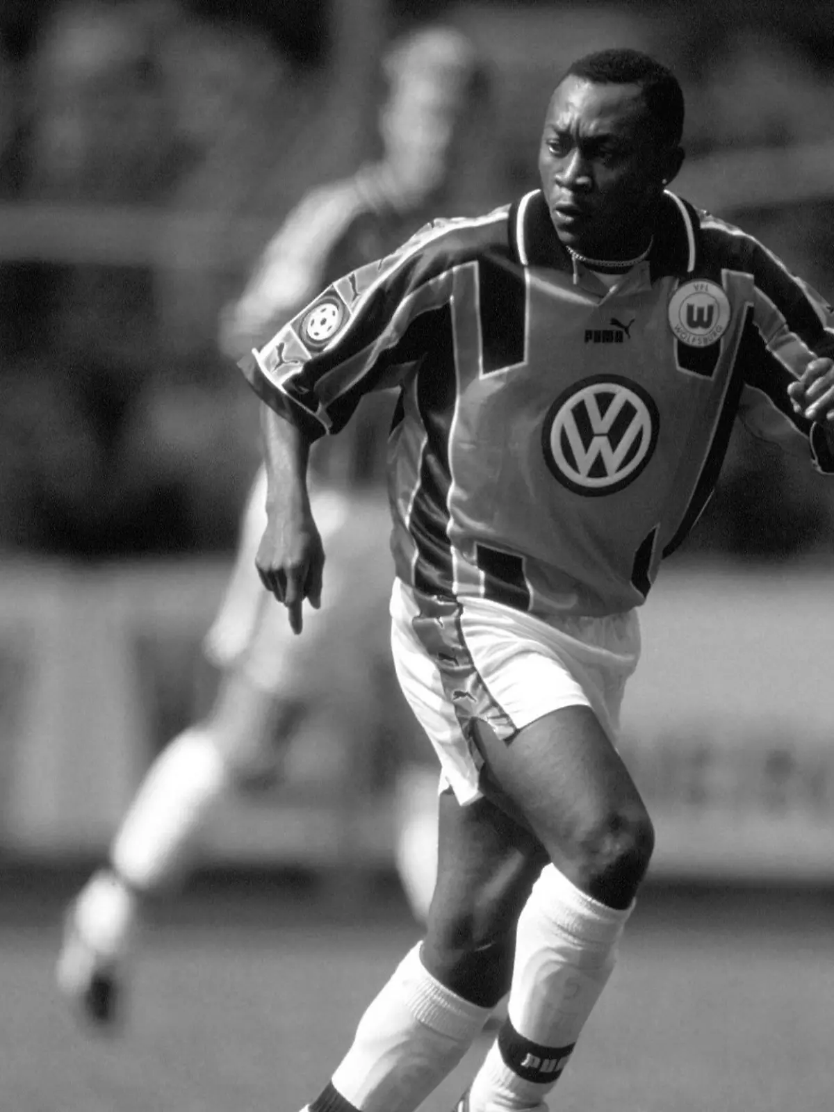 Jean-Kasongo Banza VfL lauert auf seine Chance Fußball 1. BL Herren Saison 1999/2000,  VfL Wolfsburg Einzelbild Westfalenstadion Dortmund