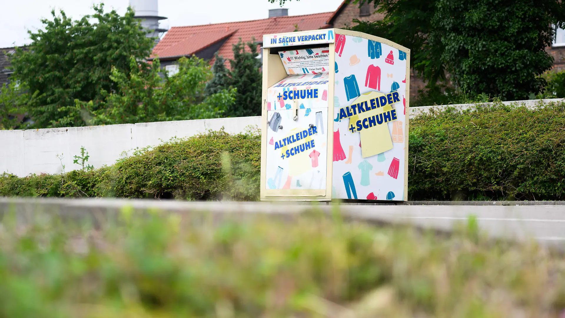 10.06.2024, Niedersachsen, Peine: Ein Altkleidercontainer steht auf einem Supermarkt-Parkplatz. In einem ähnlichen, von der Polizei inzwischen sichergestellten Altkleidercontainer unmittelbar neben diesem Container ist am Sonntagabend eine Frau gestorben. Nach bisherigen Polizeiermittlungen war sie durch die Luke in den Container geklettert und hatte sich dabei den Hals eingeklemmt. Die Polizei schließt nicht aus, dass ein kleines Kind der Frau nun in Gefahr sein könnte. Foto: Julian Stratenschulte/dpa +++ dpa-Bildfunk +++
