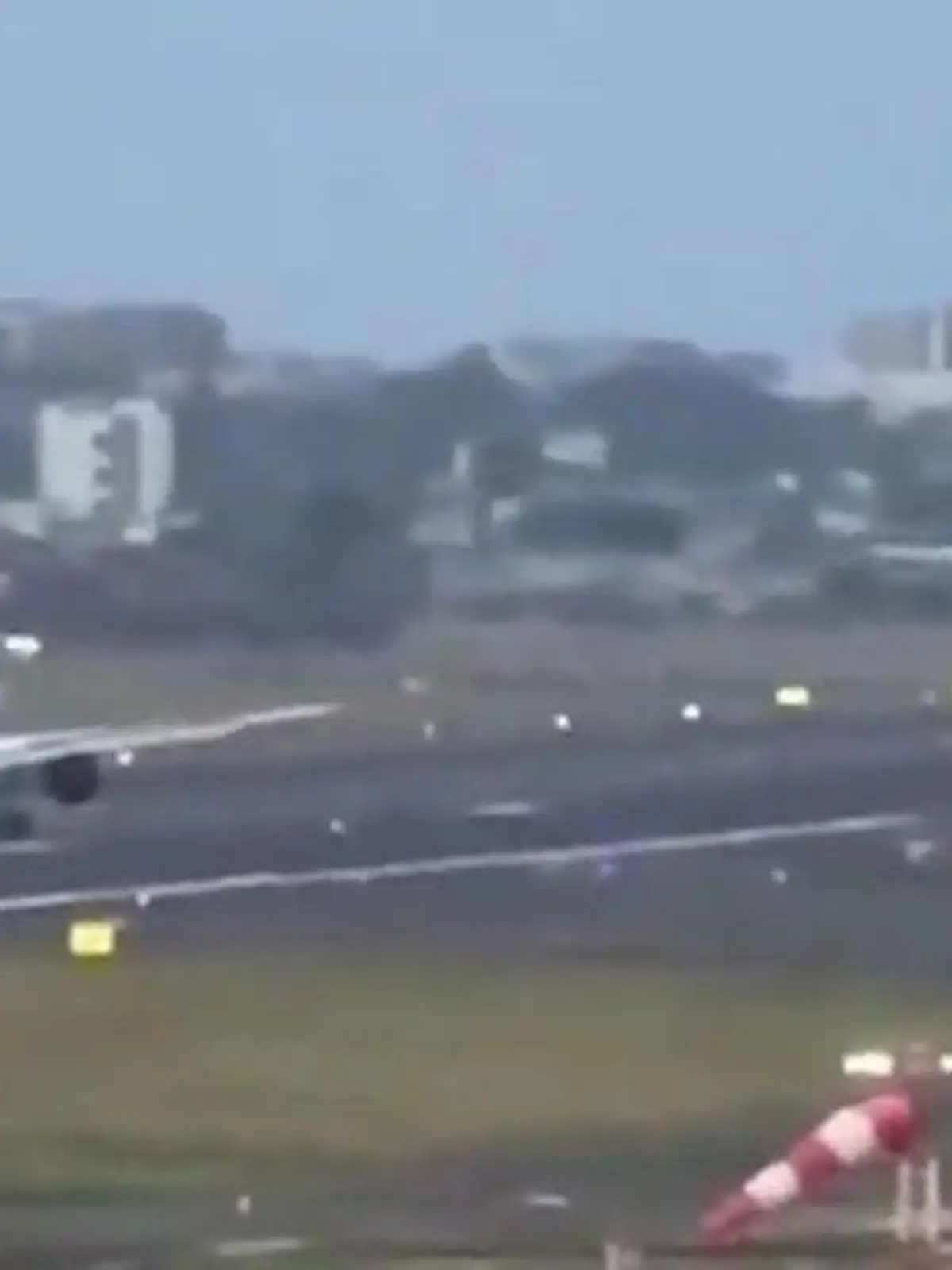 Am Flughafen Mumbai kommt es zu einer brenzligen Situation: Nur wenige Sekunden trennen ein startendes und ein landendes Passagierflugzeug. Wie es dazu kommen konnte, dass beide Flugzeuge sich beinahe gleichzeitig das Rollfeld teilen, ist noch unklar.