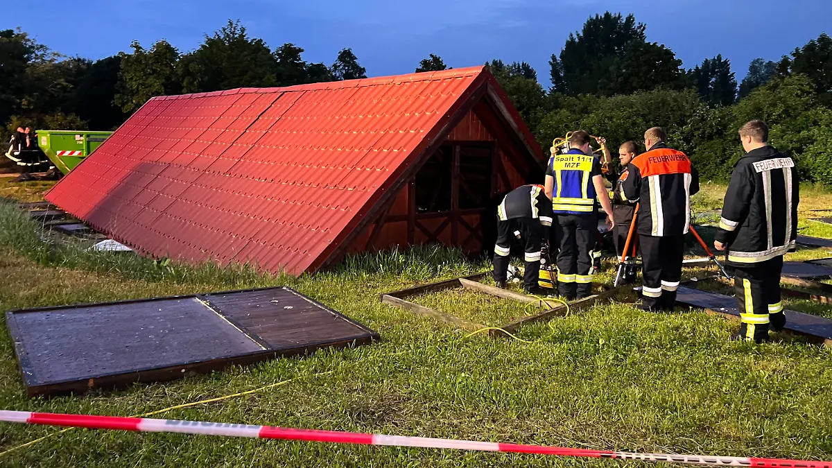 20.05.2022, Bayern, Spalt: Beim Einsturz einer Holzhütte bei einem Unwetter in Mittelfranken sind 14 Menschen verletzt worden, darunter  mehrere Kinder. Eine 37 Jahre alte Frau sei mit schwersten Verletzungen in eine Klinik geflogen worden, sagte eine Polizeisprecherin. Der Polizeisprecherin zufolge hatten angesichts des in Bayern  aufziehenden Unwetters mehrere Urlauber in der rund 85 Quadratmeter großen Hütte Schutz gesucht. Aus ungeklärter Ursache sei diese dann zur Seite gekippt und zusammengefallen. Foto: Haubner/vifogra/dpa +++ dpa-Bildfunk +++
