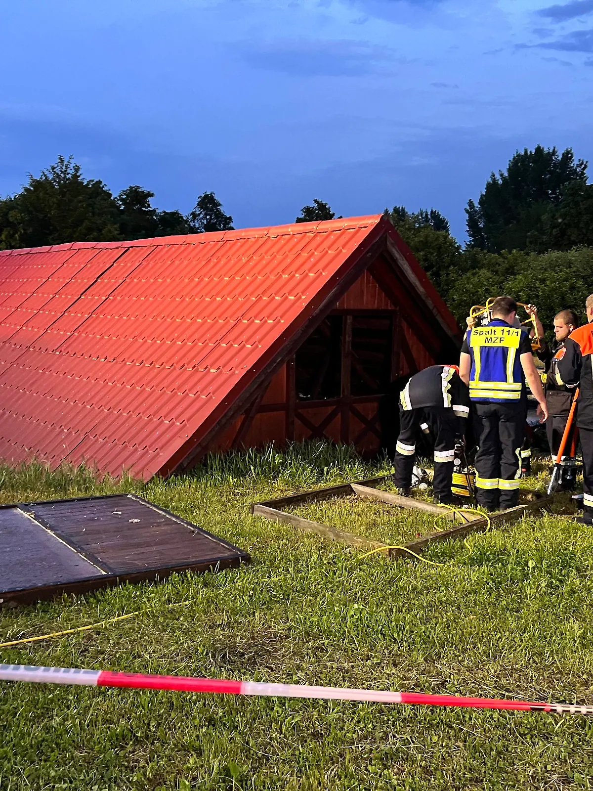 20.05.2022, Bayern, Spalt: Beim Einsturz einer Holzhütte bei einem Unwetter in Mittelfranken sind 14 Menschen verletzt worden, darunter  mehrere Kinder. Eine 37 Jahre alte Frau sei mit schwersten Verletzungen in eine Klinik geflogen worden, sagte eine Polizeisprecherin. Der Polizeisprecherin zufolge hatten angesichts des in Bayern  aufziehenden Unwetters mehrere Urlauber in der rund 85 Quadratmeter großen Hütte Schutz gesucht. Aus ungeklärter Ursache sei diese dann zur Seite gekippt und zusammengefallen. Foto: Haubner/vifogra/dpa +++ dpa-Bildfunk +++