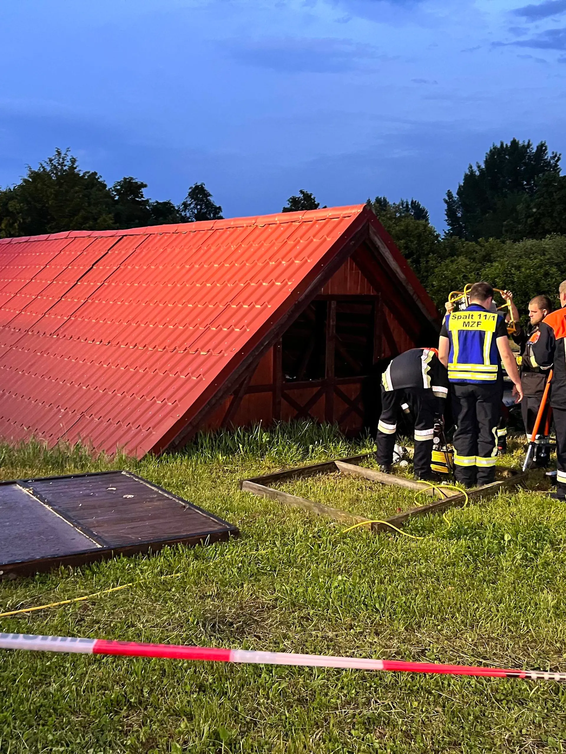 20.05.2022, Bayern, Spalt: Beim Einsturz einer Holzhütte bei einem Unwetter in Mittelfranken sind 14 Menschen verletzt worden, darunter  mehrere Kinder. Eine 37 Jahre alte Frau sei mit schwersten Verletzungen in eine Klinik geflogen worden, sagte eine Polizeisprecherin. Der Polizeisprecherin zufolge hatten angesichts des in Bayern  aufziehenden Unwetters mehrere Urlauber in der rund 85 Quadratmeter großen Hütte Schutz gesucht. Aus ungeklärter Ursache sei diese dann zur Seite gekippt und zusammengefallen. Foto: Haubner/vifogra/dpa +++ dpa-Bildfunk +++