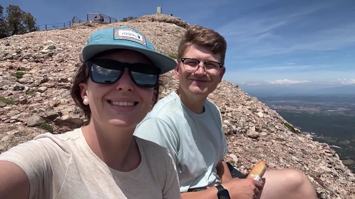 Adisyn und ihr Cousin Logan reisen mit großen Hoffnungen nach Europa.
