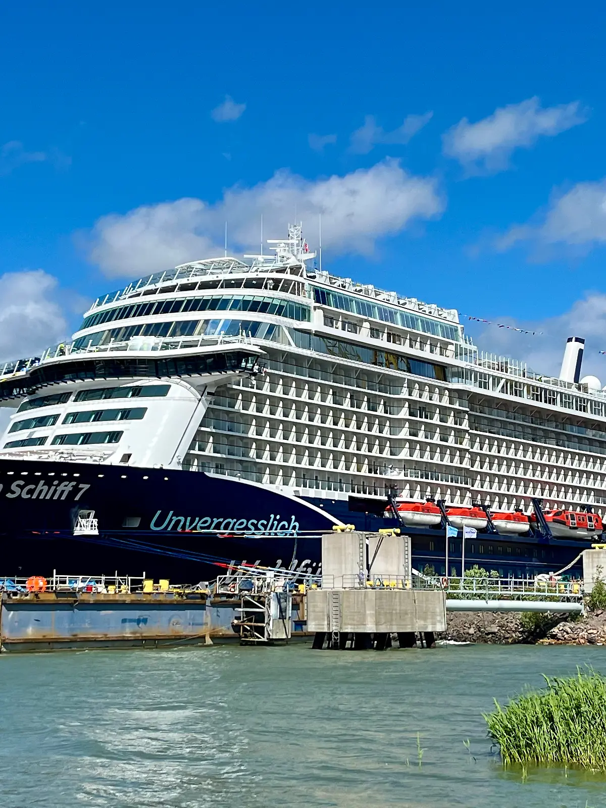 Strahlend blauer Himmel über der Meyer Werft im südfinnischen Turku. Hier wurde seit 2022 an der „Mein Schiff 7” gebaut. Am 10. Juni 2024 übernahm die Reederei Tui Cruises den Neubau von der Werft.
