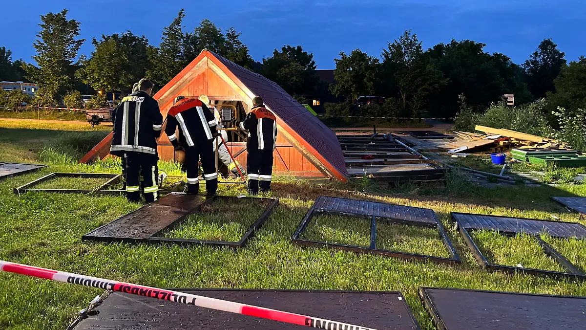 20.05.2022, Bayern, Spalt: Beim Einsturz einer Holzhütte bei einem Unwetter in Mittelfranken sind 14 Menschen verletzt worden, darunter  mehrere Kinder. Eine 37 Jahre alte Frau sei mit schwersten Verletzungen in eine Klinik geflogen worden, sagte eine Polizeisprecherin. Der Polizeisprecherin zufolge hatten angesichts des in Bayern  aufziehenden Unwetters mehrere Urlauber in der rund 85 Quadratmeter großen Hütte Schutz gesucht. Aus ungeklärter Ursache sei diese dann zur Seite gekippt und zusammengefallen. Foto: Haubner/vifogra/dpa +++ dpa-Bildfunk +++