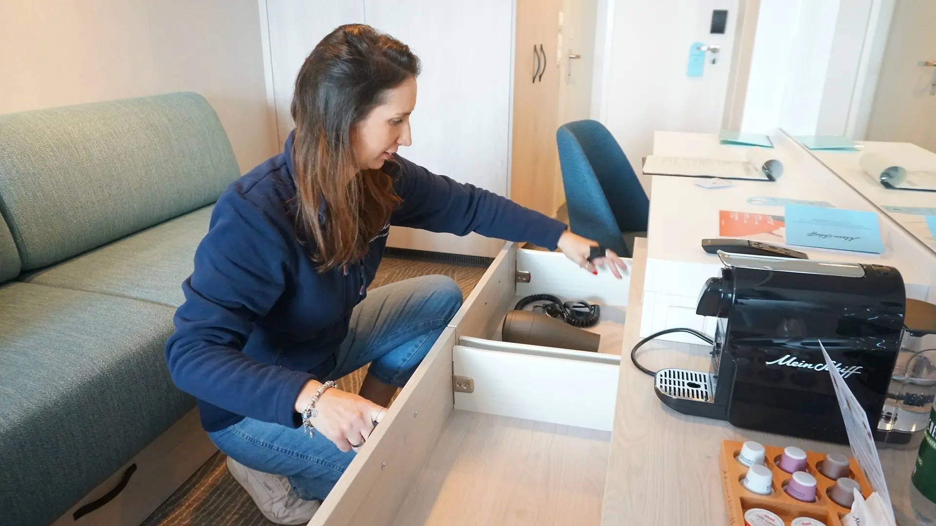 Nina Krüger (42) checkt eine Balkonkabine an Bord der neuen „Mein Schiff 7” zum allerletzten Mal. Hier prüft sie, ob alle Schubladen funktionieren. Wenn die 42-Jährige und ihre Kollegen grünes Licht geben, dürfen Gäste die 1.461 Kabinen und Suiten beziehen.