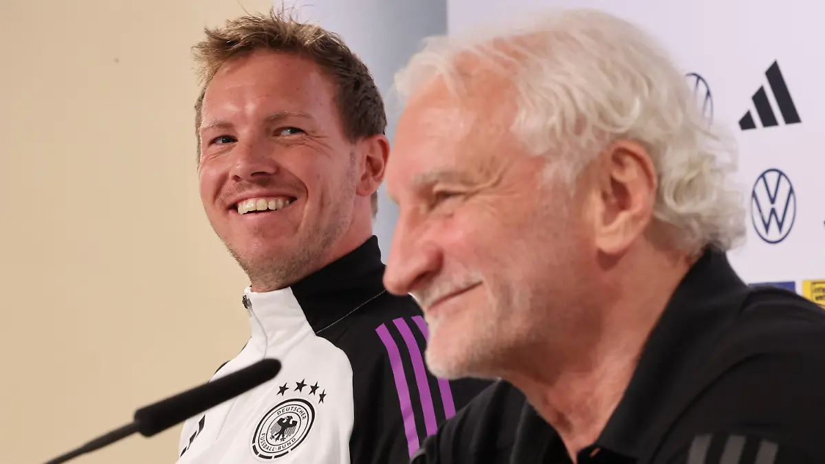 ARCHIV - 27.05.2024, Thüringen, Blankenhain: Fußball: Nationalmannschaft, Vorbereitung auf die Heim-EM. Pressekonferenz mit Bundestrainer Julian Nagelsmann und Sportdirektor Rudi Völler (r). (zu dpa: «Mit Völler in die Luft: Nagelsmann will Schwester Wunsch erfüllen») Foto: Christian Charisius/dpa +++ dpa-Bildfunk +++