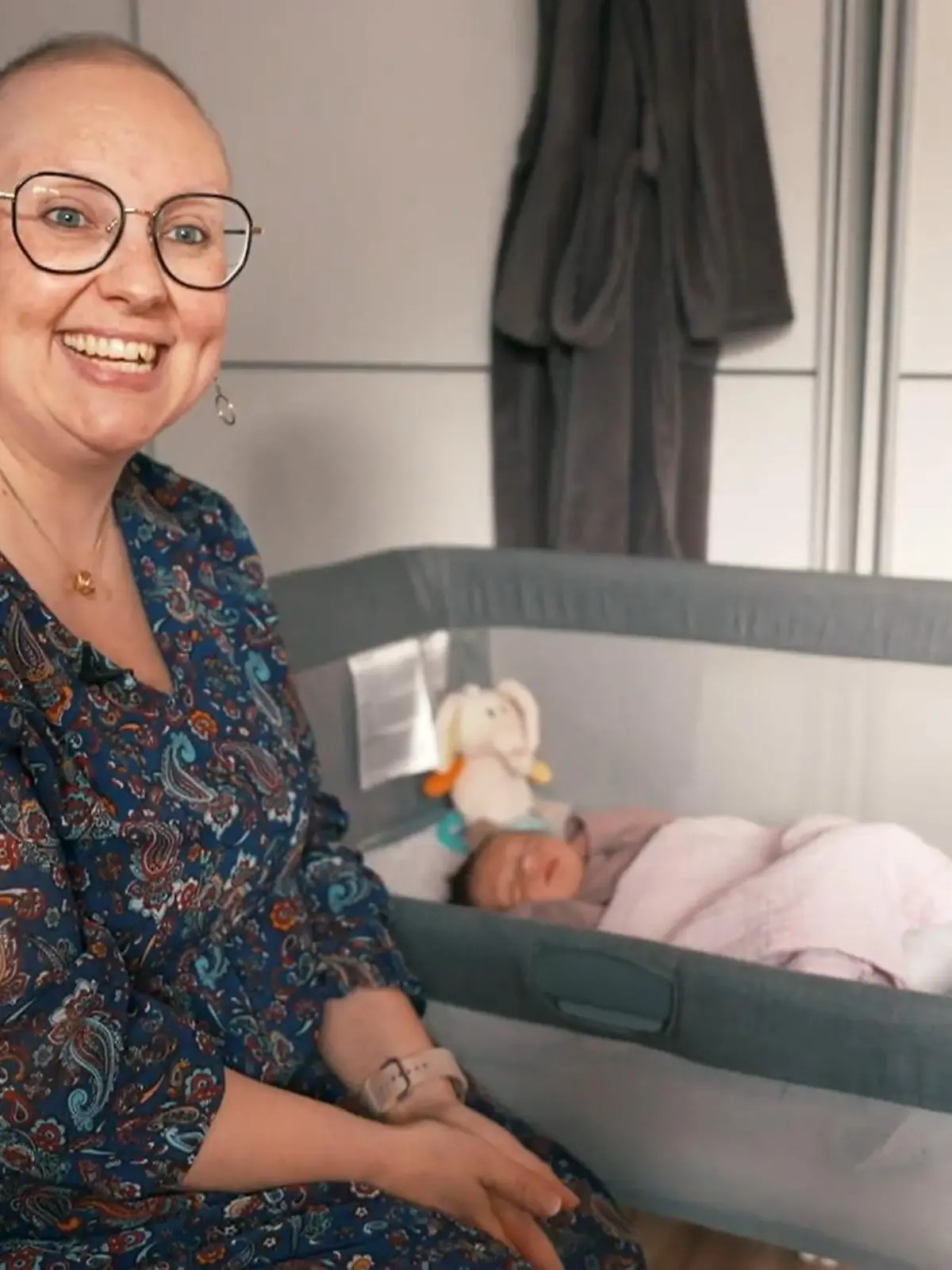 Maria mit ihrer kleinen Frieda. Wegen einer Brustkrebs-Erkrankung musste sie während der Schwangerschaft eine Chemotherapie durchstehen. 