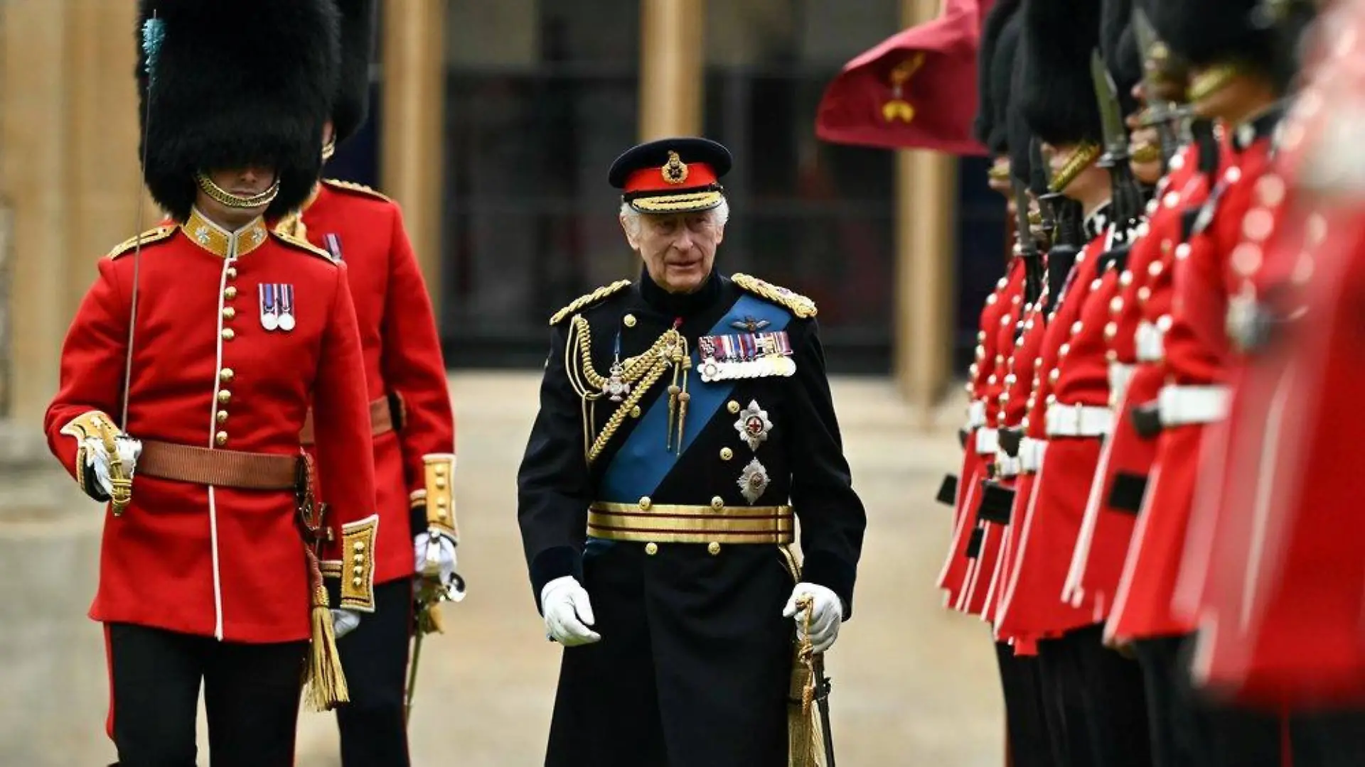König Charles III. überreicht die neuen Fahnen an Irish Guards