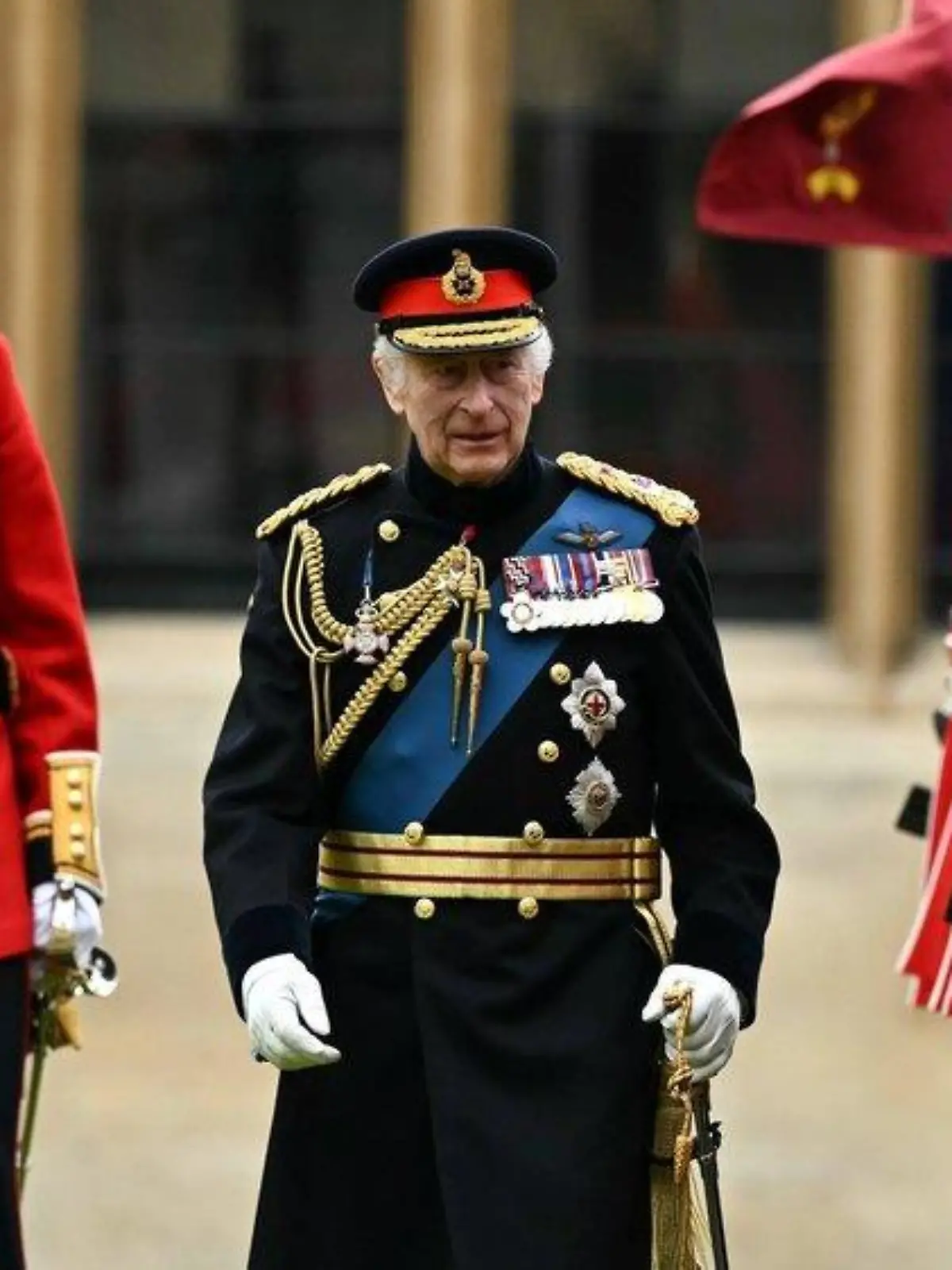 König Charles III. überreicht die neuen Fahnen an Irish Guards