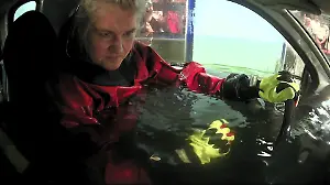 Hochwasser überschwemmt Auto – wie rette ich mich aus dem Auto? Großes Live-Experiment bei "stern TV am Sonntag"