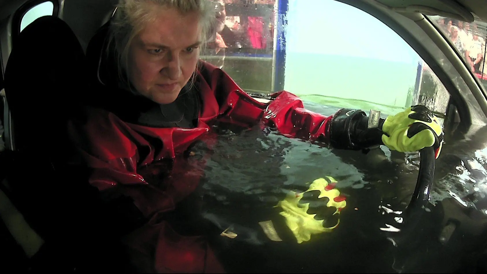 Hochwasser flutet Auto – wie rette ich mich?