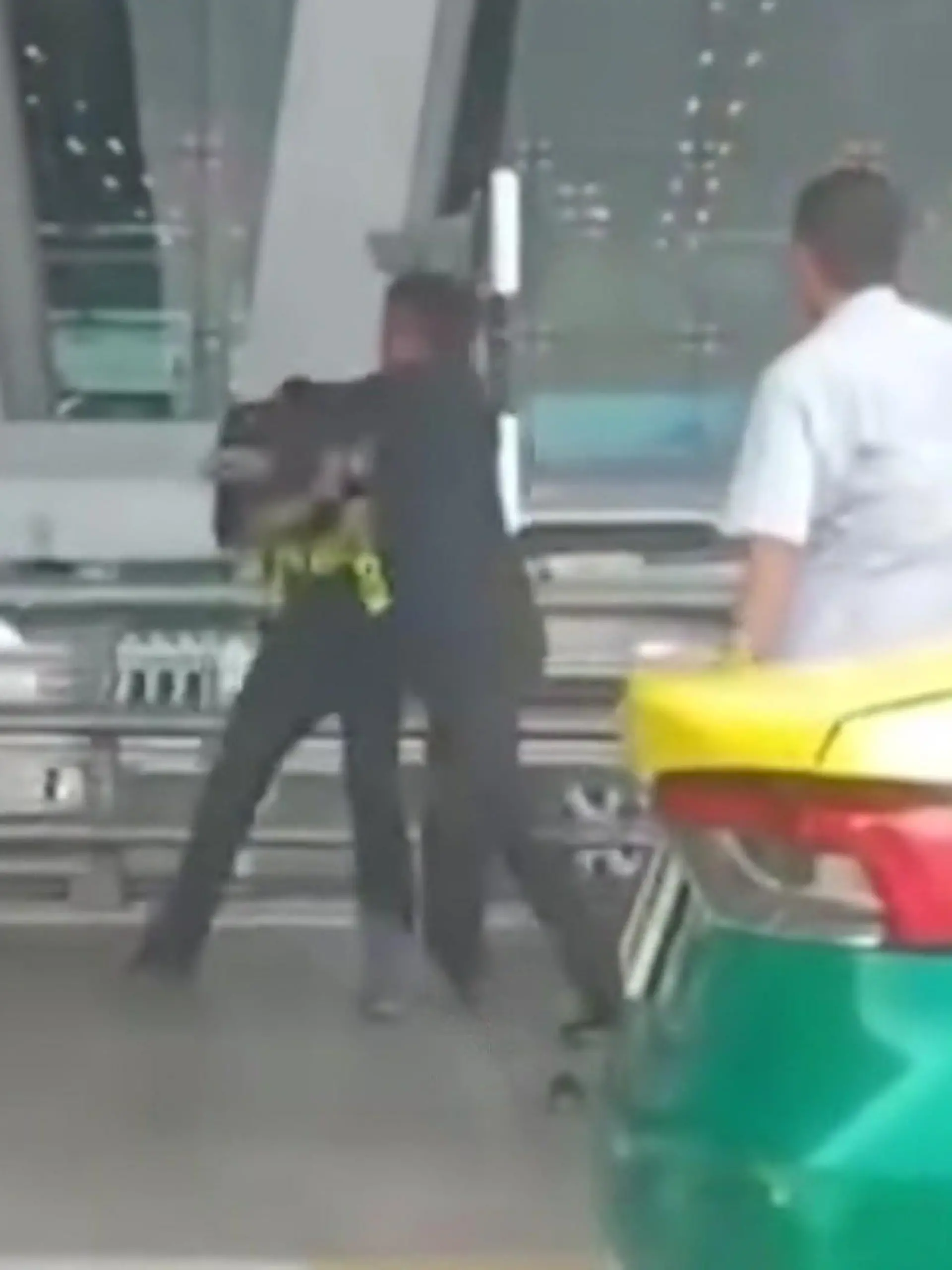 Am Flughafen Suvarnabhumi in Bangkok eskaliert ein privater Streit zwischen zwei Security-Mitarbeitern.  Die beiden Männer gehen aufeinander los, es fliegen die Fäuste. Jetzt wurden die beiden Angestellten suspendiert und ein Disziplinarverfahren läuft. Die heftige Auseinandersetzung seht ihr im Video.