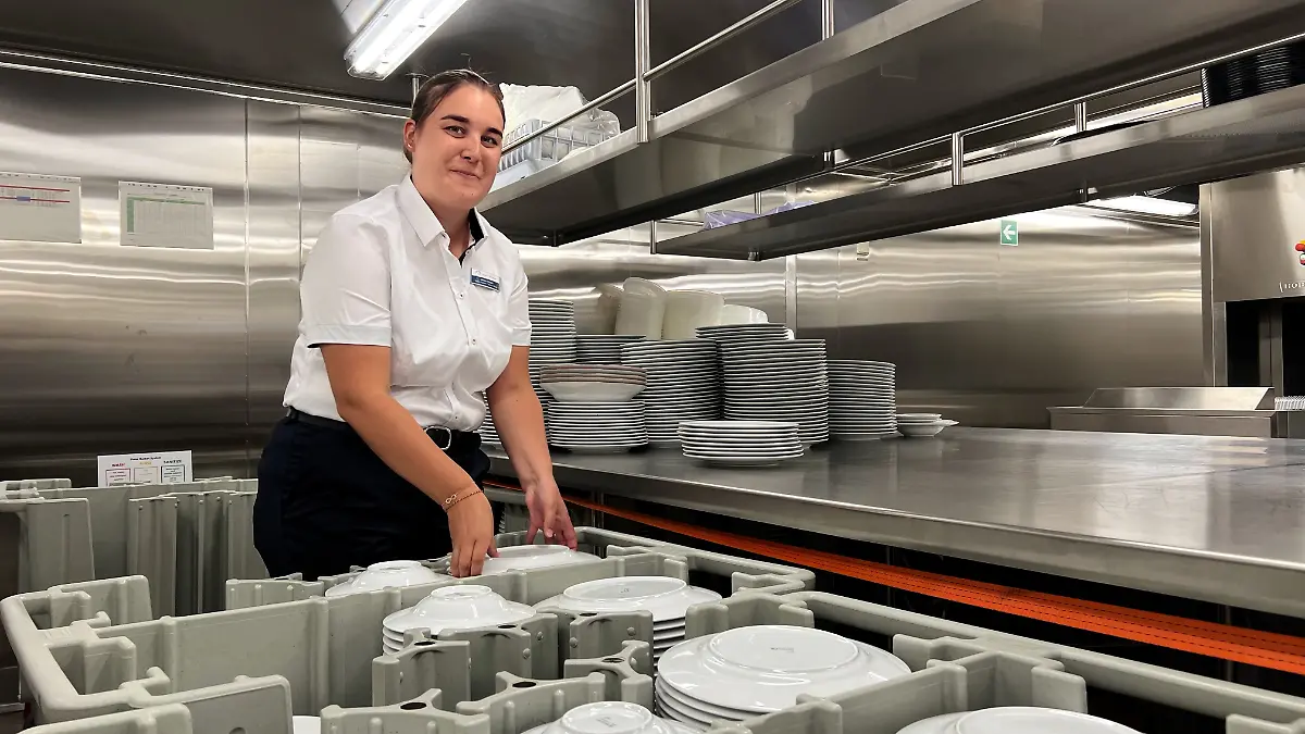 Oberkellnerin Miriam Fraske und ihre Kollegen haben in den vergangenen Tagen 65.000 brandneue Gläser, 115.000 Besteckteile sowie 120.000 Teller und Tassen ausgepackt, geputzt und sortiert. „Jetzt freuen wir uns auf die ersten Gäste”, sagt die 30-Jährige.