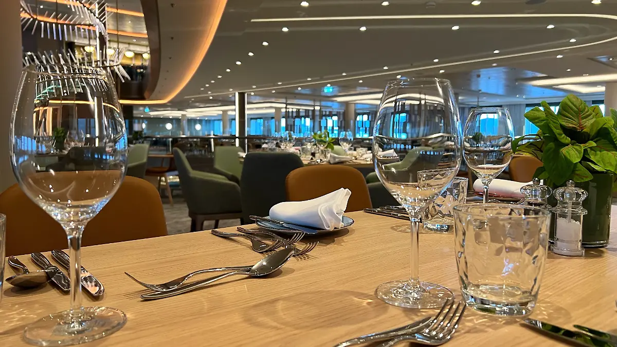 Die polierten Gläser und das Besteck auf dem Tisch im Restaurant Atlantik Mediterran blitzen.