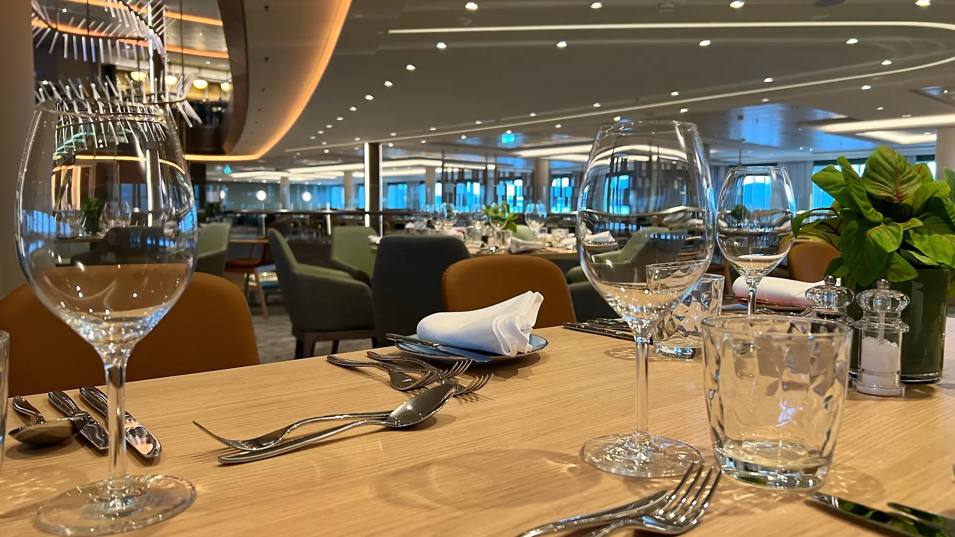Die polierten Gläser und das Besteck auf dem Tisch im Restaurant Atlantik Mediterran blitzen.