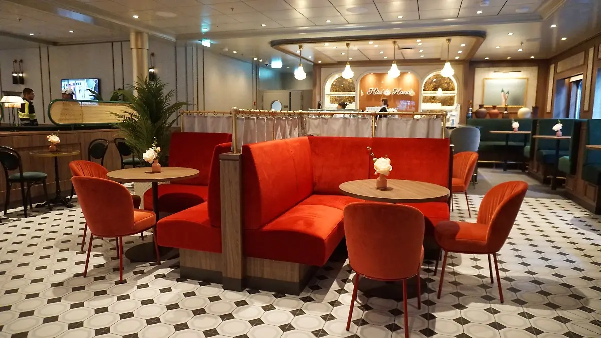 Rote Sofas waren auf der „Mein Schiff 7” im Kaffeehaus auf die ersten Gäste.