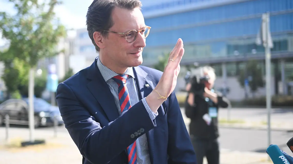 Hendrik Wüst (CDU), Ministerpräsident von Nordrhein-Westfalen, kommt zur Präsidiumssitzung der CDU.