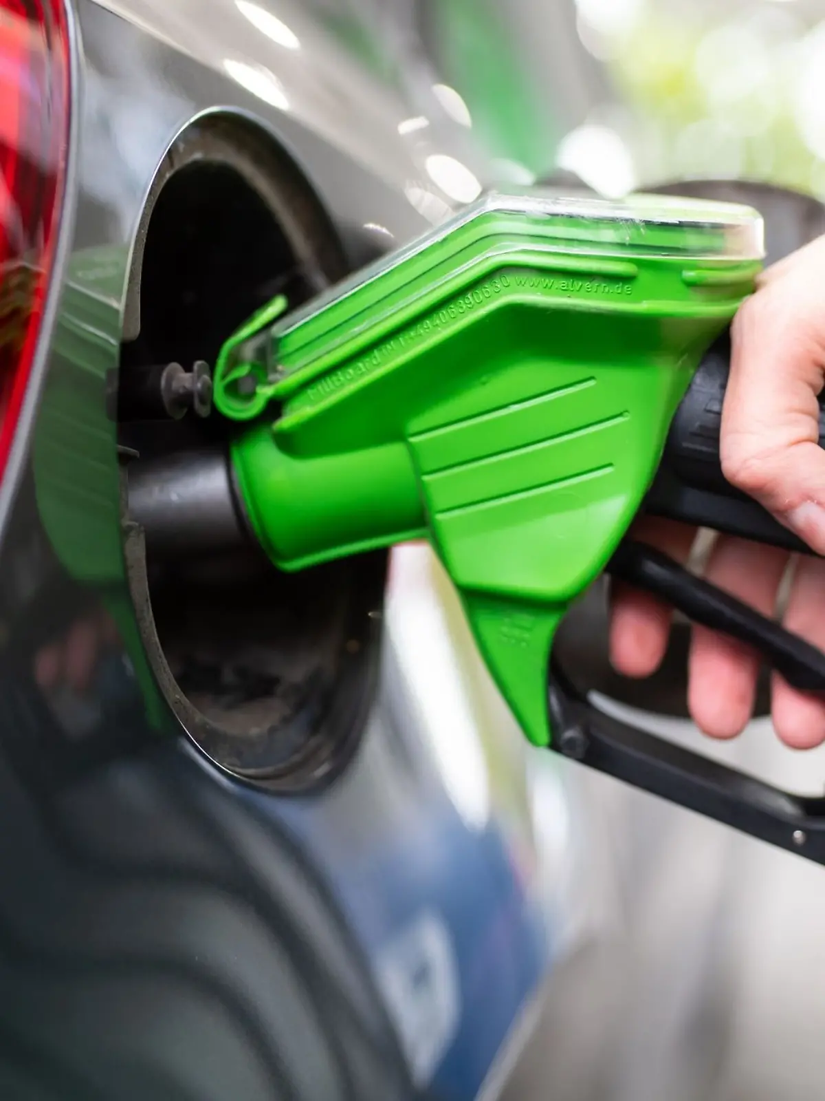 Bild zu: "Abfahren lohnt sich – so viel Sparpotenzial hat die Tankstelle neben der Autobahn!"