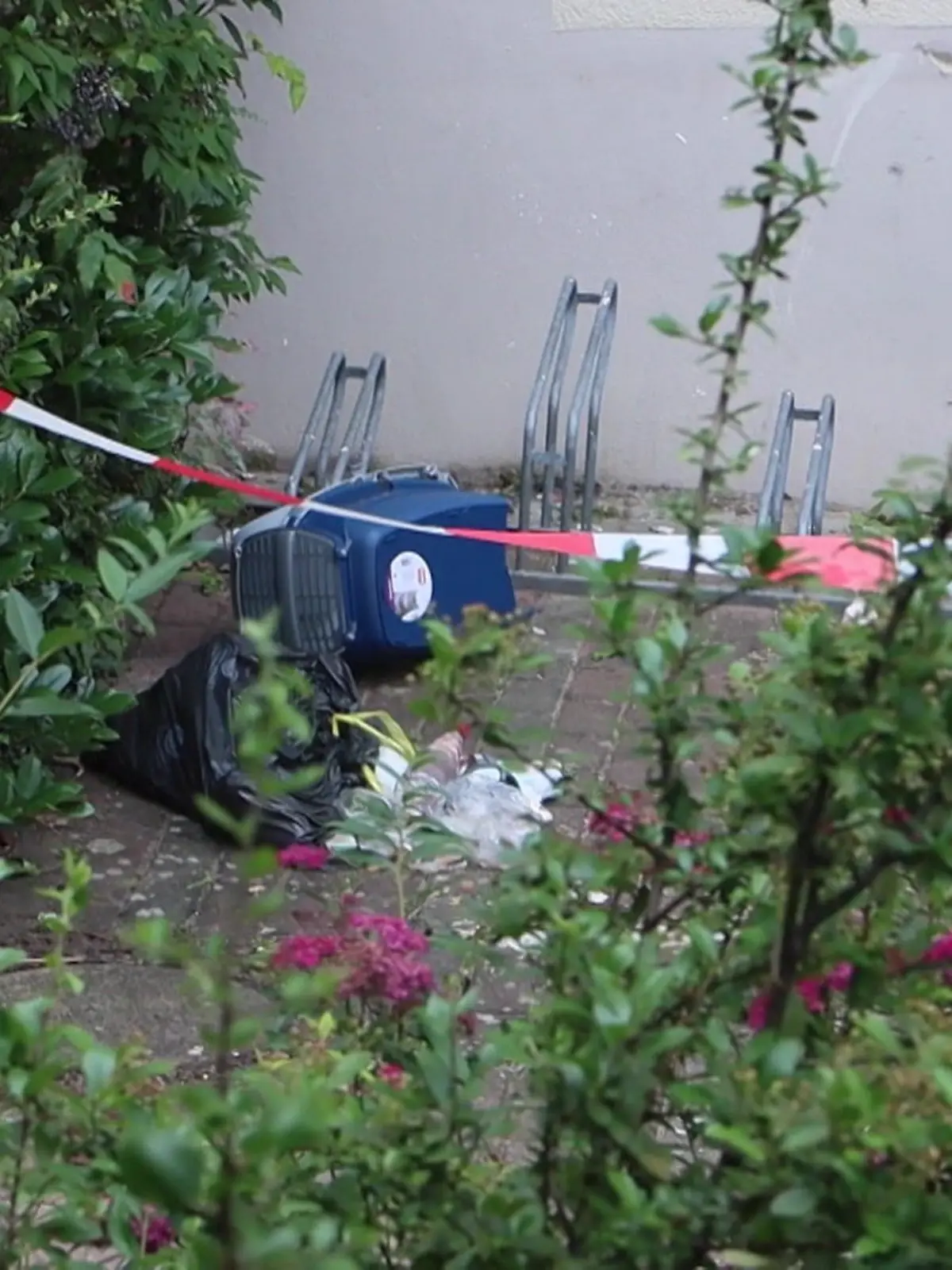 In Berlin ist ein Kleinkind in eine Tiertransportbox gesperrt und offenbar aus dem dritten Stock eines Hauses geworfen worden. Zeugen hörten einen lauten Knall und fanden das schwer verletzte Mädchen. Es soll mehrere Knochenbrüche erlitten haben. Polizisten nahmen in dem Wohnhaus eine Frau fest, offenbar die Mutter. In der Wohnung war noch ein weiteres Kind, das jetzt in der Obhut des Jugendamtes ist.