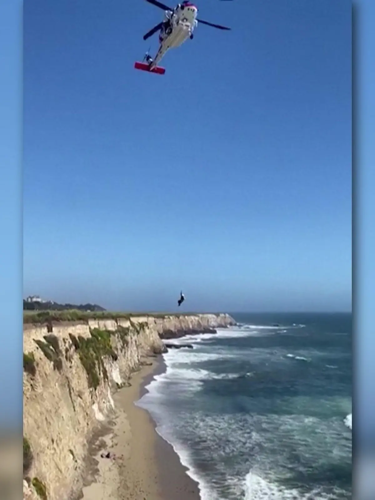 Bild zu: "Gestrandeter Kitesurfer legt Hilferuf aus Steinen in den Sand"