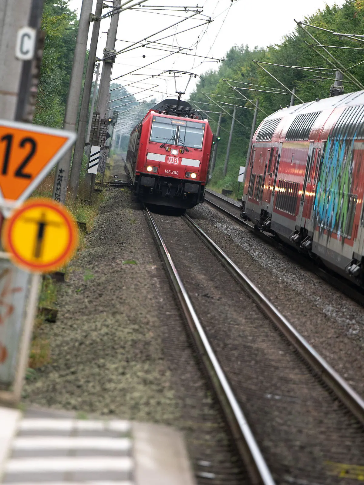 ARCHIV - 16.09.2021, Schleswig-Holstein, Ahrensburg: Zwei Regionalzüge der Deutschen Bahn (DB) begegnen sich vor einem Bahnhof. (zu dpa: «Zug fährt in Wismar über Bahnsteig hinaus · 100 000 Euro Schaden») Foto: Jonas Walzberg/dpa +++ dpa-Bildfunk +++