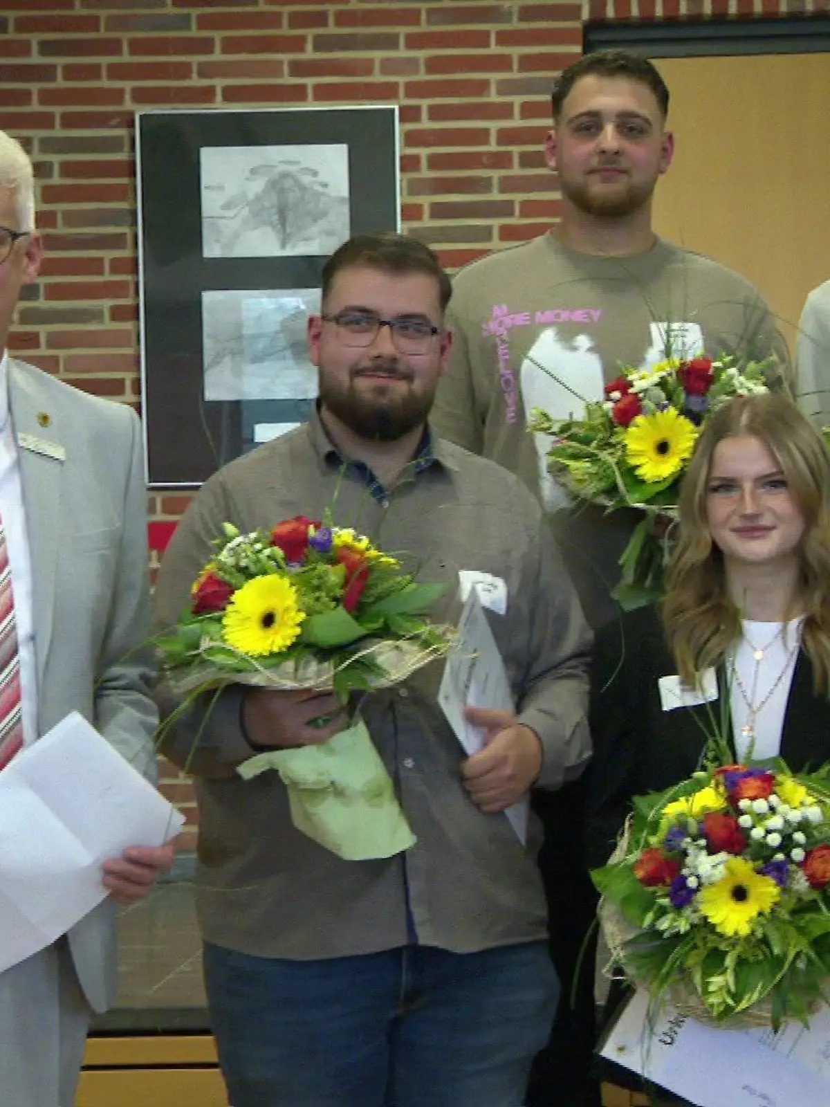 Ein Gruppenfoto der fünf Helden von Sulingen gemeinsam mit Landrat Cord Bockhop.