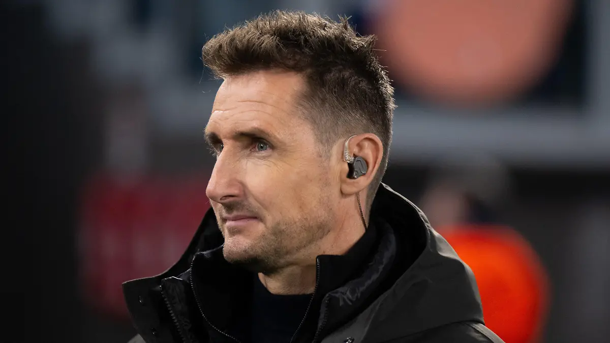 ARCHIV - 14.02.2024, Italien, Rom: Fußball: Champions League, Lazio Rom - Bayern München, K.o.-Runde, Achtelfinale, Hinspiel im Stadio Olimpico di Roma. Der TV-Experte Miroslav Klose, ehemaliger Spieler der beiden Vereine, steht vor dem Spiel im Stadion. Klose gilt als Trainer-Kandidat bei Lazio. (zu dpa: «Lazio trennt sich von Trainer - Medien: Klose ein Kandidat») Foto: Sven Hoppe/dpa +++ dpa-Bildfunk +++