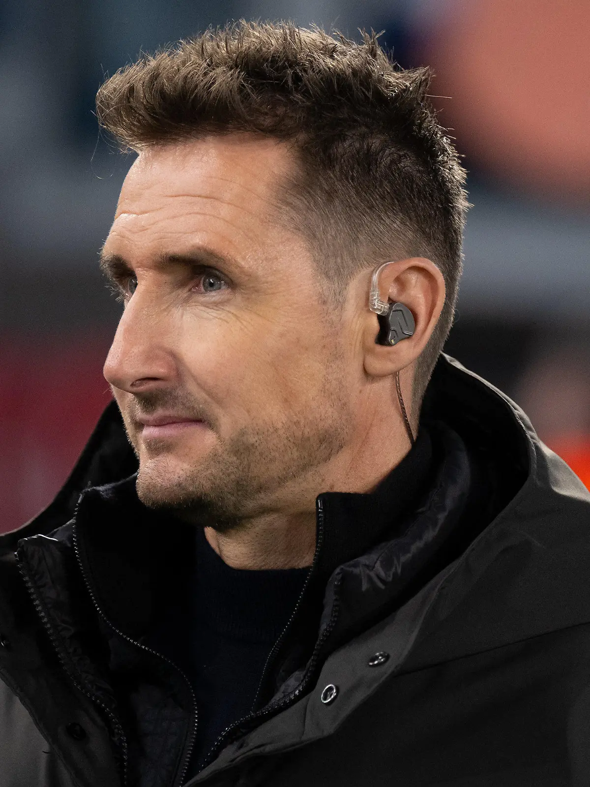 ARCHIV - 14.02.2024, Italien, Rom: Fußball: Champions League, Lazio Rom - Bayern München, K.o.-Runde, Achtelfinale, Hinspiel im Stadio Olimpico di Roma. Der TV-Experte Miroslav Klose, ehemaliger Spieler der beiden Vereine, steht vor dem Spiel im Stadion. Klose gilt als Trainer-Kandidat bei Lazio. (zu dpa: «Lazio trennt sich von Trainer - Medien: Klose ein Kandidat») Foto: Sven Hoppe/dpa +++ dpa-Bildfunk +++