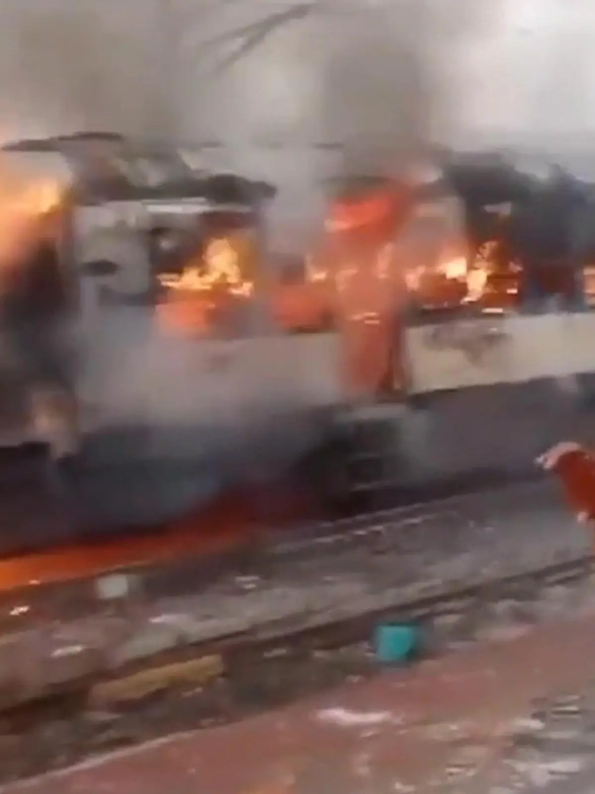 Der Zusammenhalt dieser Menschen verhindert eine Katastrophe! Drei Waggons eines Passagierzuges fangen plötzlich Feuer. Die Flammen drohen, sich auch auf die anderen Waggons und den Bahnhof auszubreiten, als sich die Passagiere mutig zusammenschließen, um die restlichen Zugteile in Sicherheit zu schieben! Glücklicherweise wurde bei dem Brand niemand verletzt. Die schockierenden Aufnahmen seht ihr im Video.