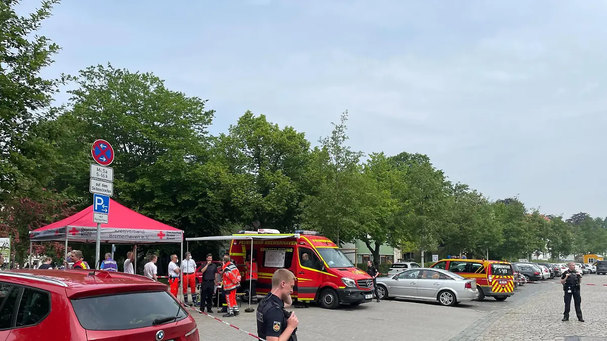 Rettungskräfte und Seelsorger sind in Bremerhaven vor Ort.