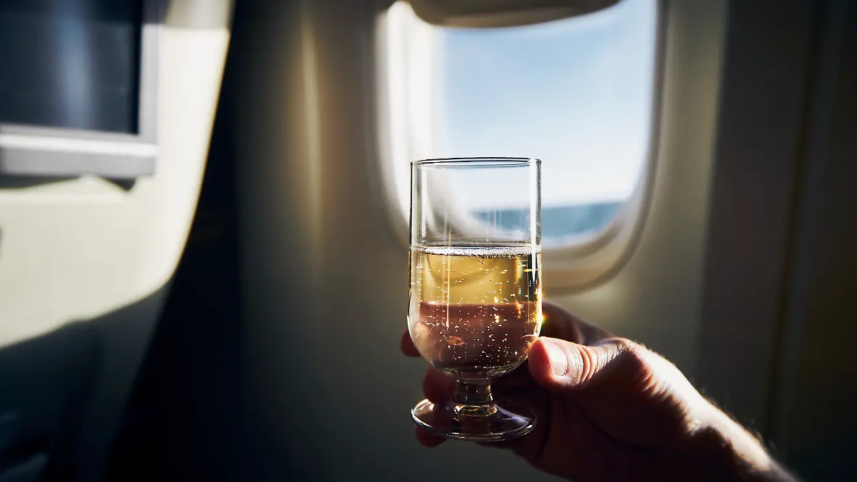 Ob Rum-Cola, Bier oder ein Glas Wein: Im Flugzeug solltet ihr von all diesen Getränken absehen. 