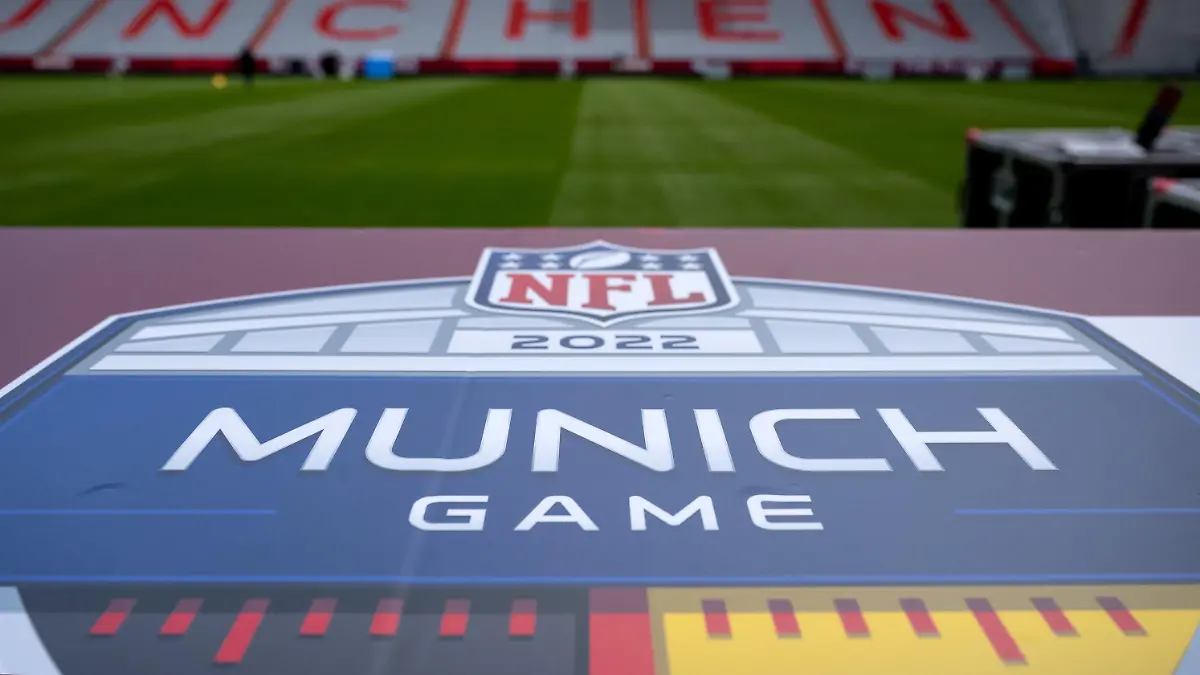 ARCHIV - 09.11.2022, Bayern, München: American Football, NFL, Tampa Bay Buccaneers - Seattle Seahawks, 10. Spieltag, Allianz Arena: Ein Logo mit der Aufschrift "NFL Munich Game" ist an einer Bande zu sehen. Beim Deutschland-Spiel der NFL im Herbst 2024 in München treffen die Carolina Panthers auf die New York Giants. (zu dpa: «NFL-Spiel in München zwischen Carolina und New York Giants») Foto: Sven Hoppe/dpa +++ dpa-Bildfunk +++