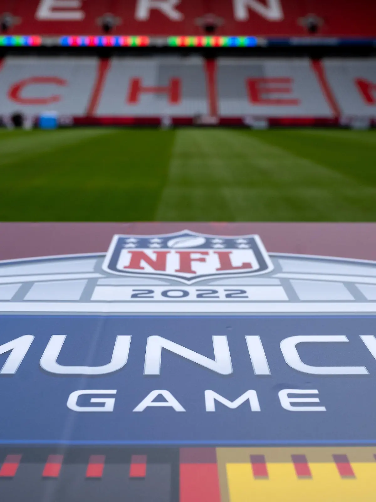 ARCHIV - 09.11.2022, Bayern, München: American Football, NFL, Tampa Bay Buccaneers - Seattle Seahawks, 10. Spieltag, Allianz Arena: Ein Logo mit der Aufschrift "NFL Munich Game" ist an einer Bande zu sehen. Beim Deutschland-Spiel der NFL im Herbst 2024 in München treffen die Carolina Panthers auf die New York Giants. (zu dpa: «NFL-Spiel in München zwischen Carolina und New York Giants») Foto: Sven Hoppe/dpa +++ dpa-Bildfunk +++