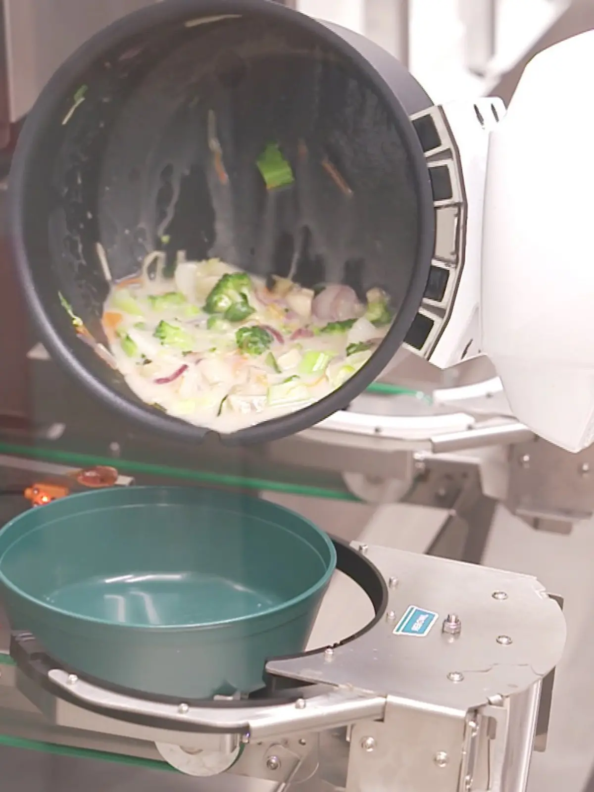 Bild zu: "Dieser Roboter kocht auch nachts noch Pasta!"