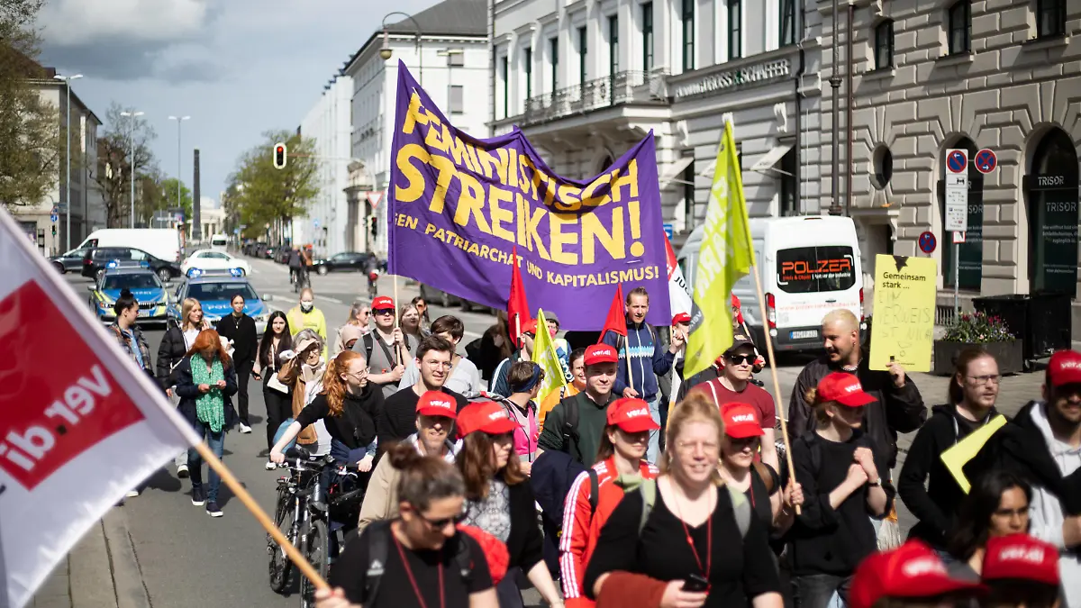  Kita-Streik in München Demo der Verdi Jugend. Am 4.5.2022 versammelten sich Erzieher*innen und Beschäftigte in Kinderbetreuungseinrichtungen in München, um für faire und höhere Löhne und bessere Arbeitsbedingungen zu streiken. Verdi und die GEW hatten zu dem Streik aufgerufen. -- Demonstration of the Verdi Youth. On May 4, 2022 educators gathered in Munich, Germany to strike for higher wages and better working conditions. The Trade Unions Verdi and GEW called upon to strike. München Bayern Deutschland Copyright: xAlexanderxPohlx