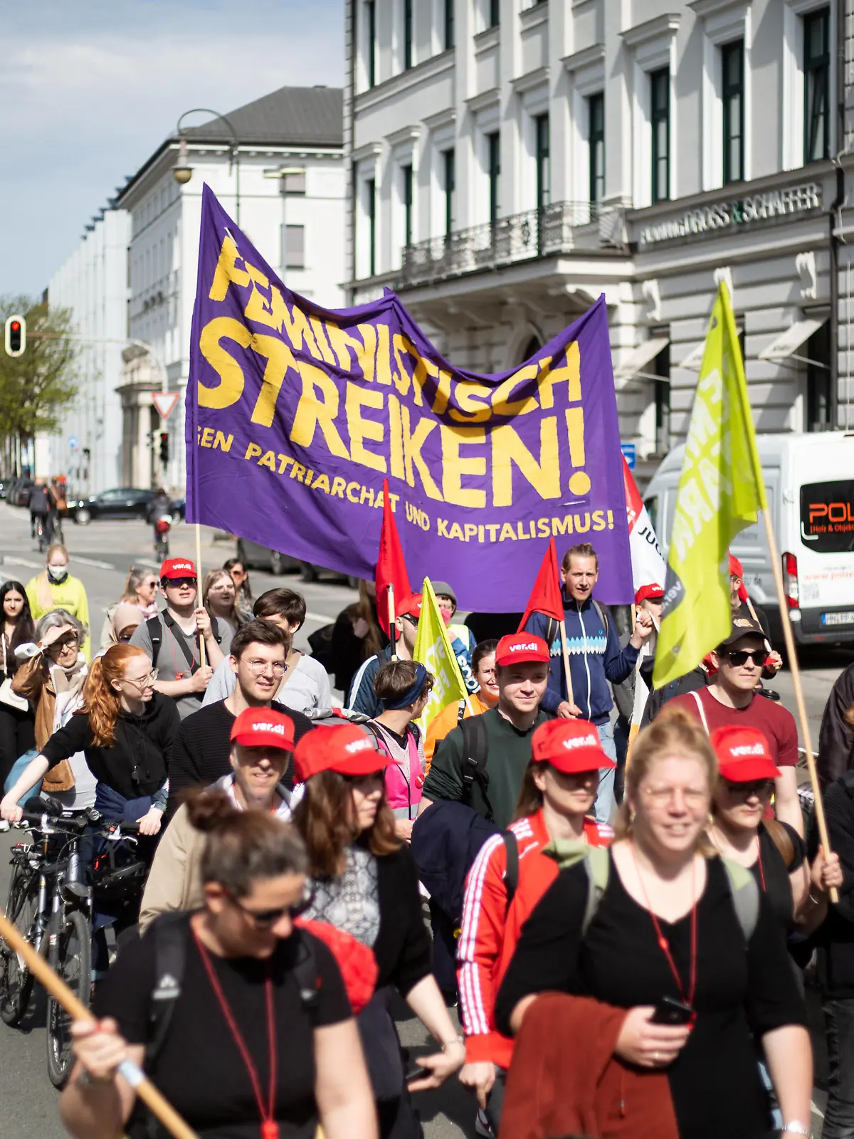  Kita-Streik in München Demo der Verdi Jugend. Am 4.5.2022 versammelten sich Erzieher*innen und Beschäftigte in Kinderbetreuungseinrichtungen in München, um für faire und höhere Löhne und bessere Arbeitsbedingungen zu streiken. Verdi und die GEW hatten zu dem Streik aufgerufen. -- Demonstration of the Verdi Youth. On May 4, 2022 educators gathered in Munich, Germany to strike for higher wages and better working conditions. The Trade Unions Verdi and GEW called upon to strike. München Bayern Deutschland Copyright: xAlexanderxPohlx